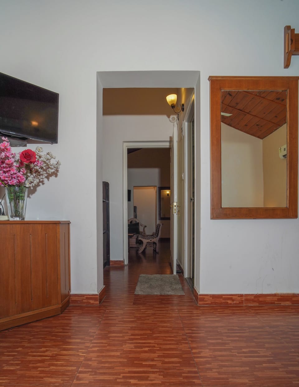 Lake View Premium Cottage on Ground Floor | Premium bedding, desk, iron/ironing board, free WiFi