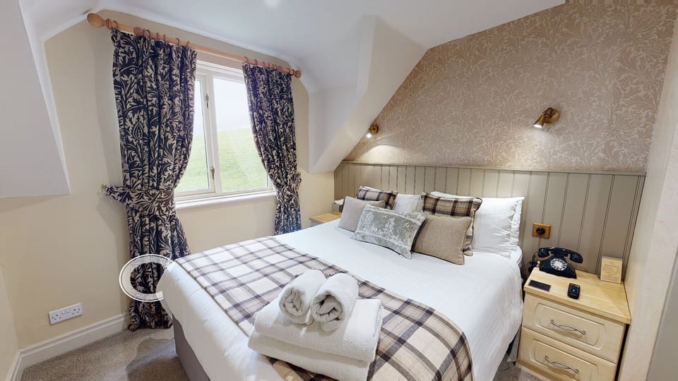 Double Room, 1 King Bed | Hypo-allergenic bedding, desk, blackout drapes, free WiFi