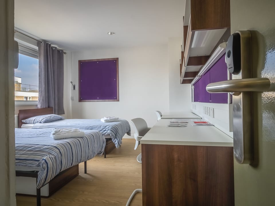 Superior Twin Room, 2 Twin Beds, Shared Bathroom | Bathroom | Shower, free toiletries, towels