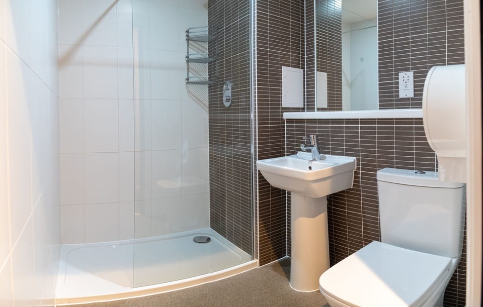Twin Room Ensuite | Bathroom | Toilet paper