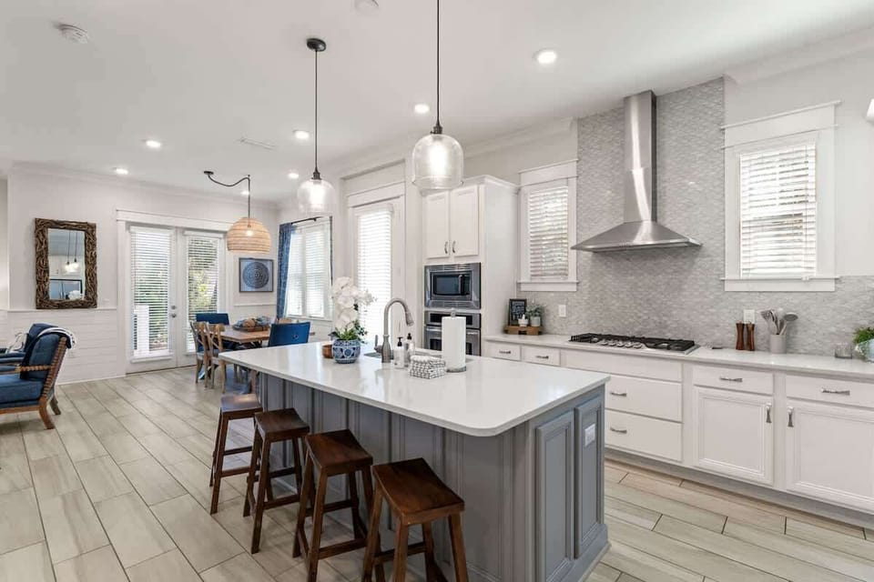 Large gourmet kitchen.
