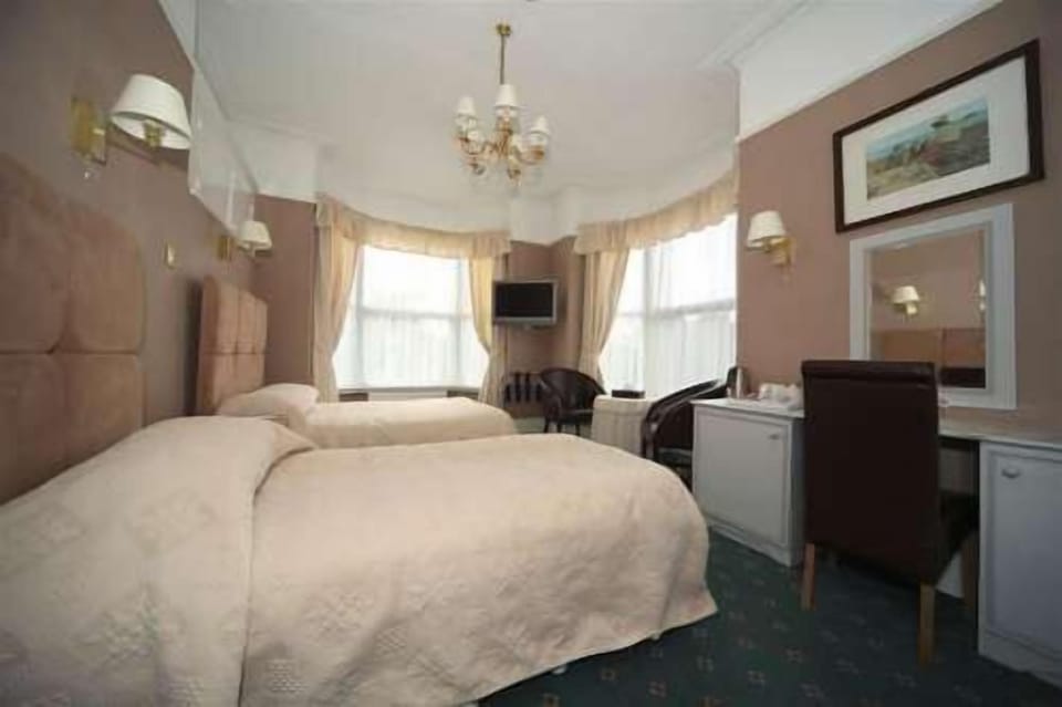 Superior Twin Room, 1 Bedroom | 1 bedroom, desk, iron/ironing board (on request), WiFi (free)