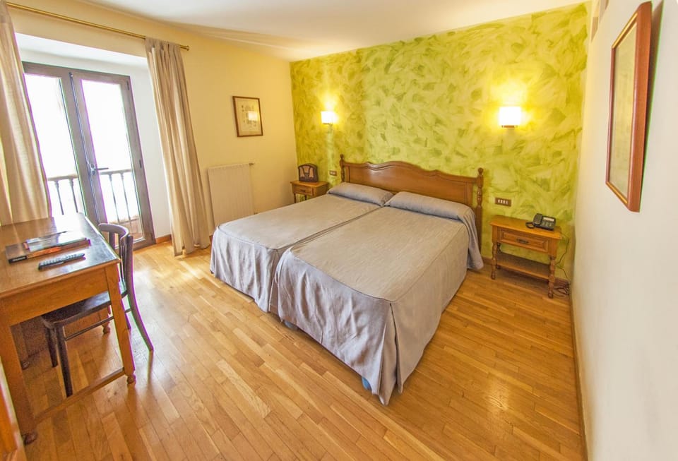 In-room safe, desk, blackout drapes, free cribs/infant beds