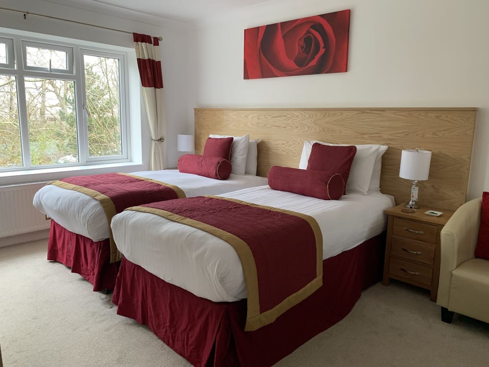 Deluxe Quadruple Room | Desk, laptop workspace, iron/ironing board, free WiFi