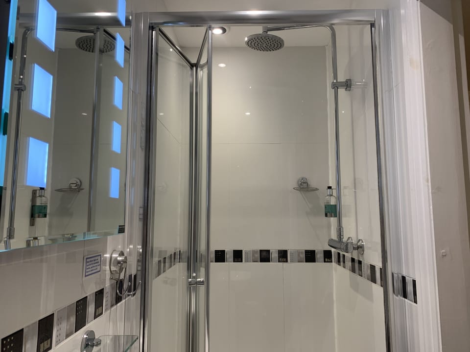 Superior Double or Twin Room | Bathroom | Shower, rainfall showerhead, free toiletries, hair dryer