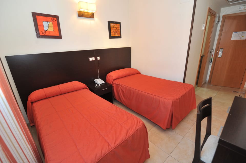 Twin Room | Desk, free WiFi
