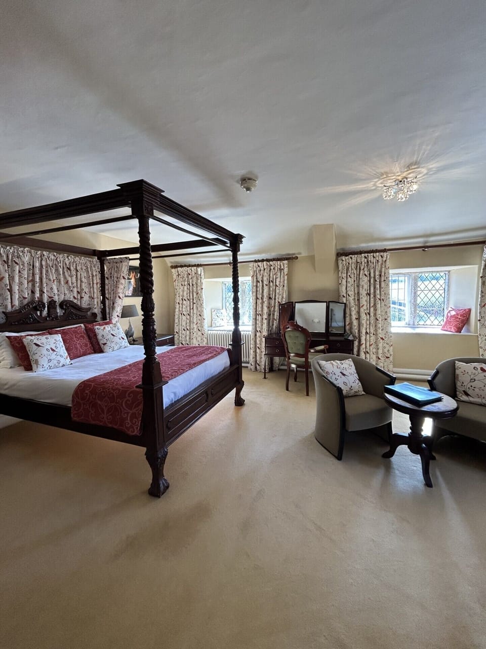 Le Meschin King Four Poster | Iron/ironing board, free WiFi, bed sheets