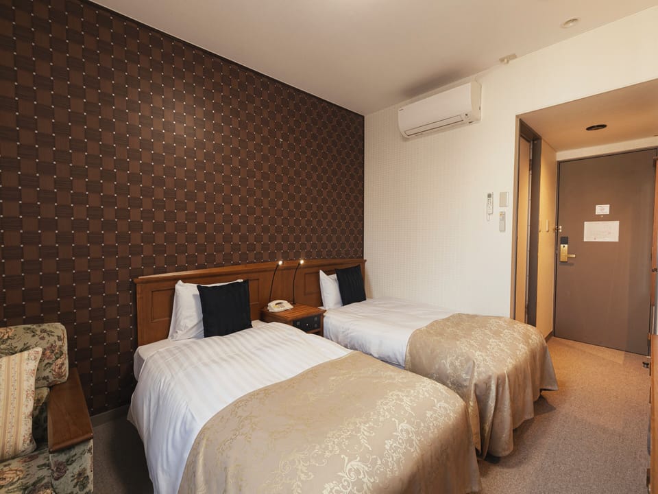 Standard Twin Room, 2 Bedrooms, Non Smoking | Down comforters, desk, WiFi (free), bed sheets