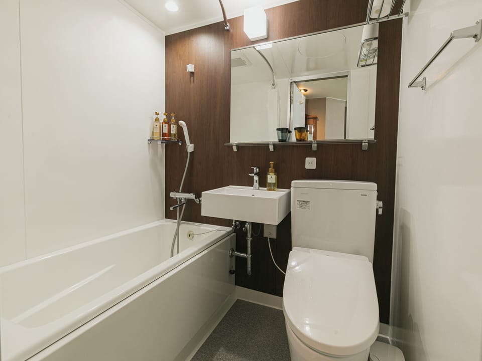 Economy Twin Room, 2 Twin Beds, Non Smoking | Bathroom | Combined shower/tub, slippers, bidet, towels