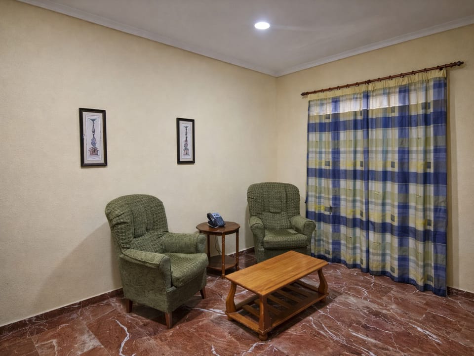 Suite Room | Living area | Flat-screen TV