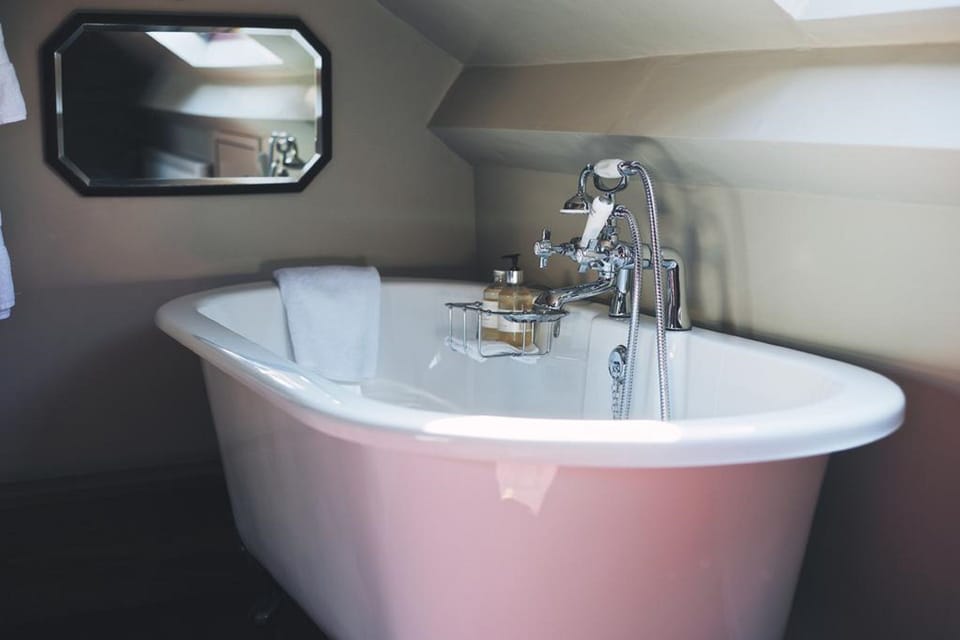Suite (9) | Bathroom | Free toiletries, hair dryer, towels