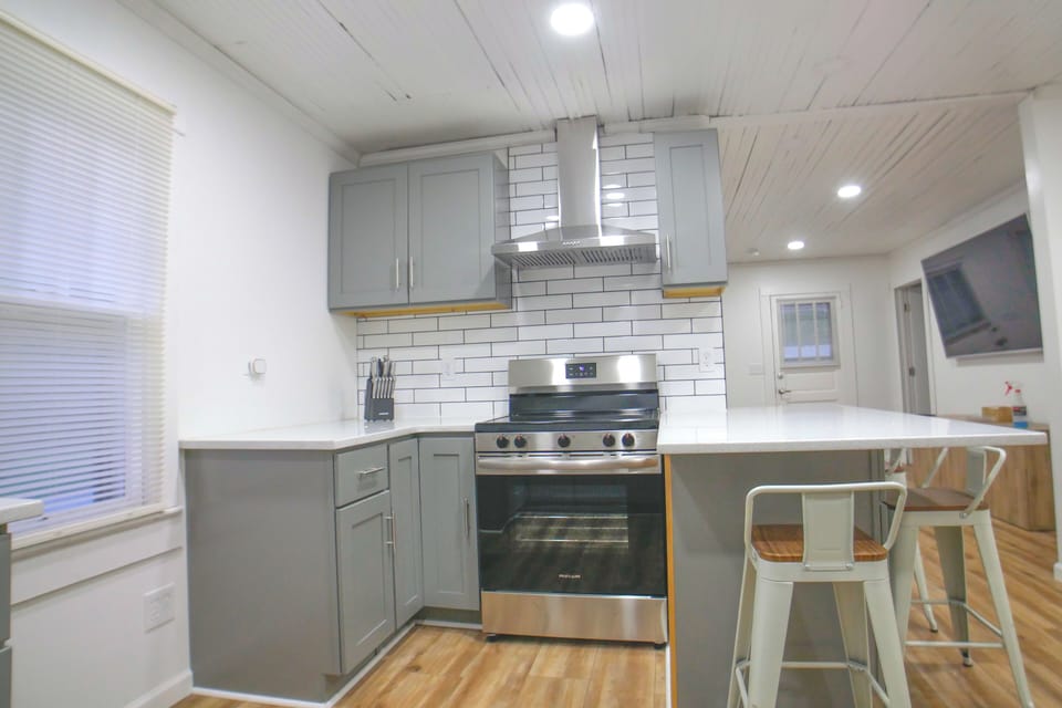 Kitchen with quartz countertops & peninsula