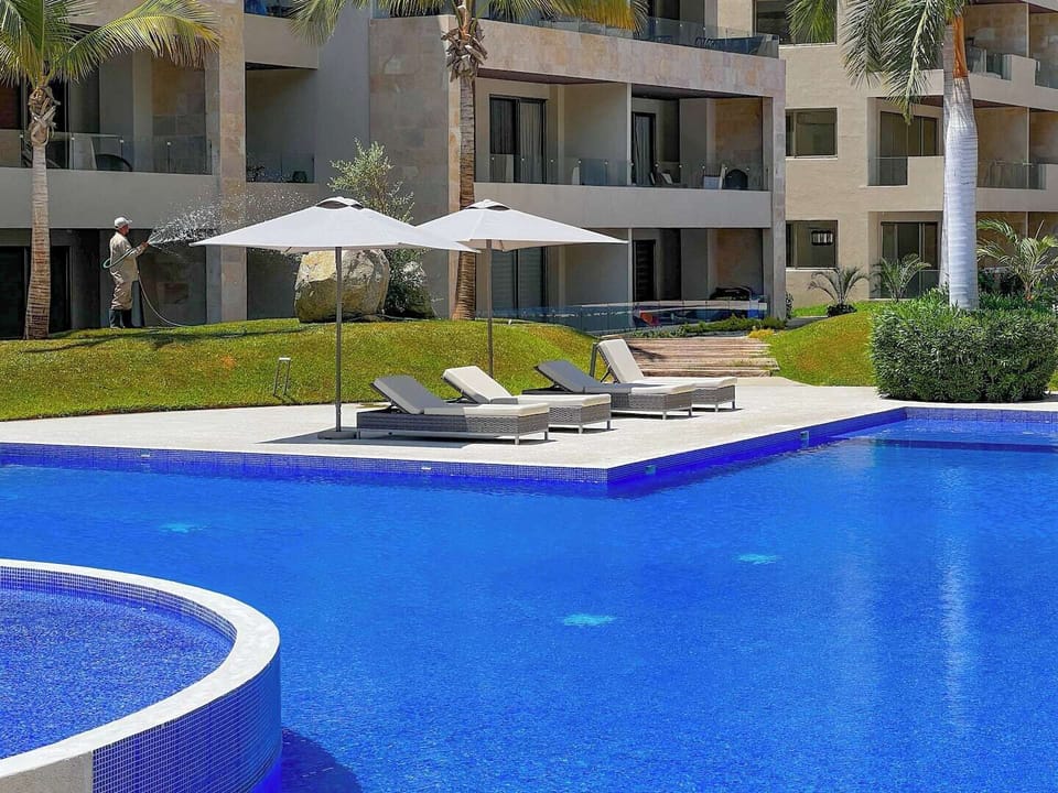 2 outdoor pools