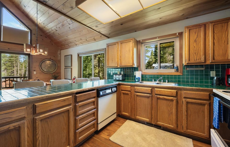 Plenty of counter space at breakfast bar