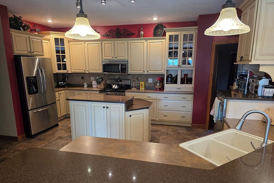 Kitchen with stove, oven, dishwasher, dishes, blender, toaster, air fryer