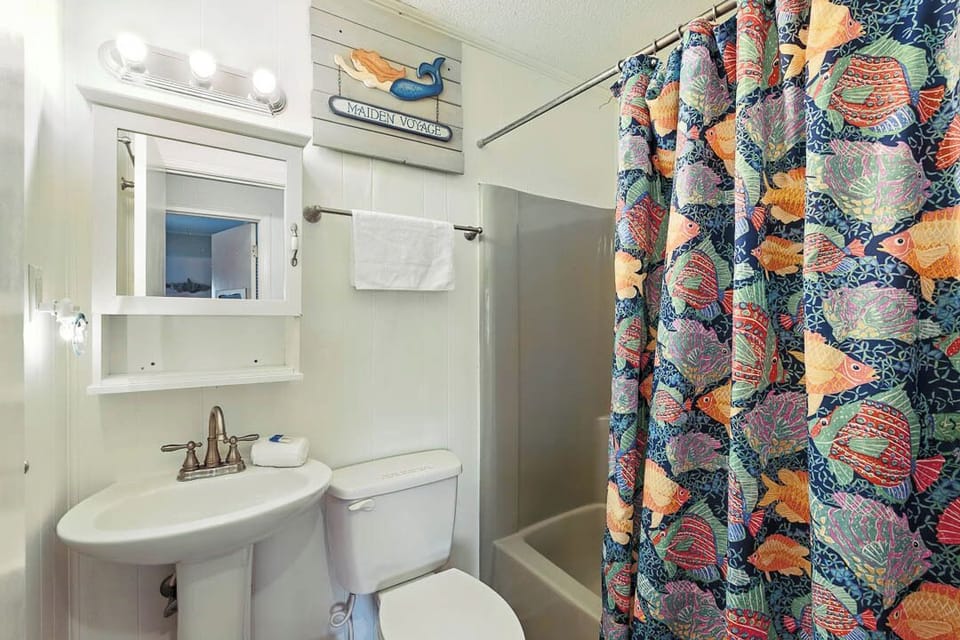 Top-Level Hall Full Bathroom