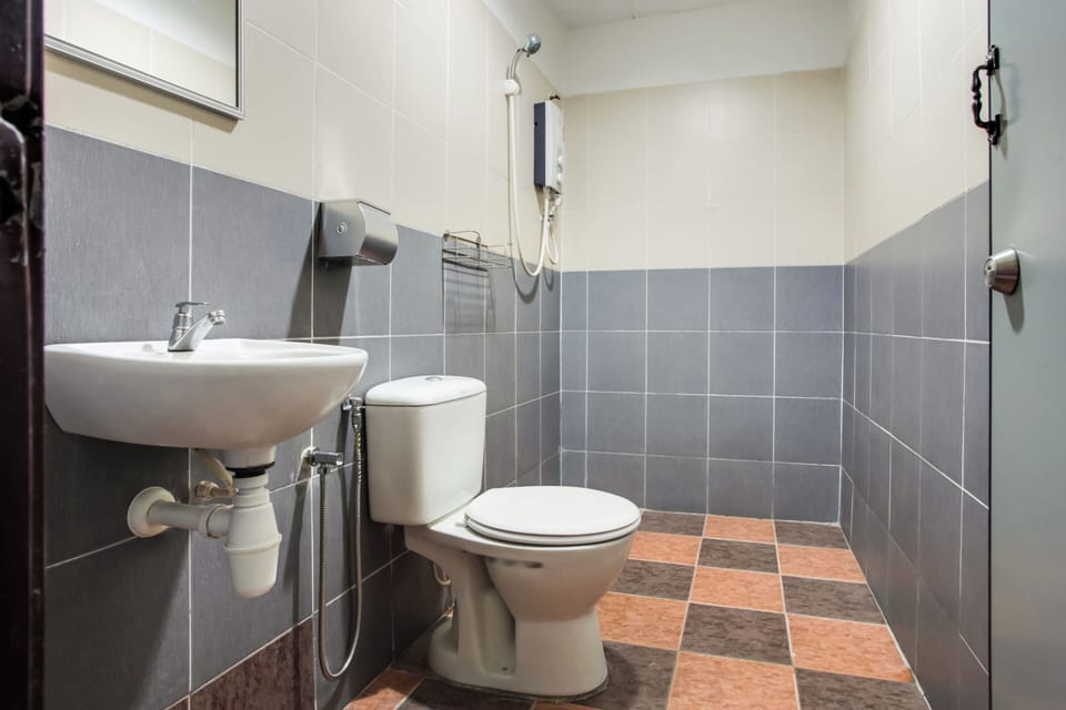 Shower, rainfall showerhead, free toiletries, bidet