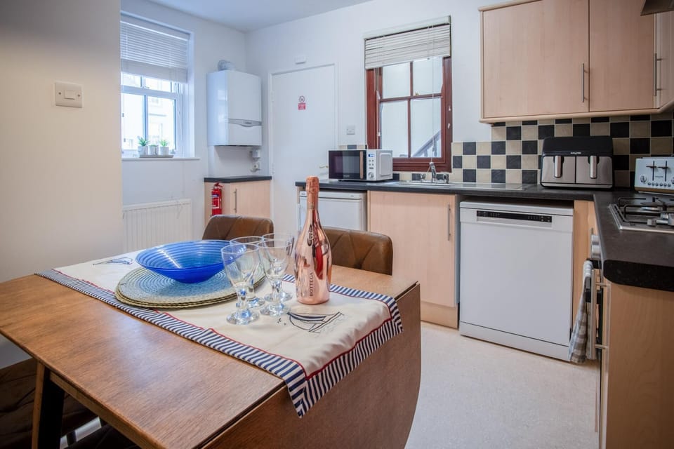 Beachcomber Seaside Apartment - 2 Bedroom - Tenby (26445)