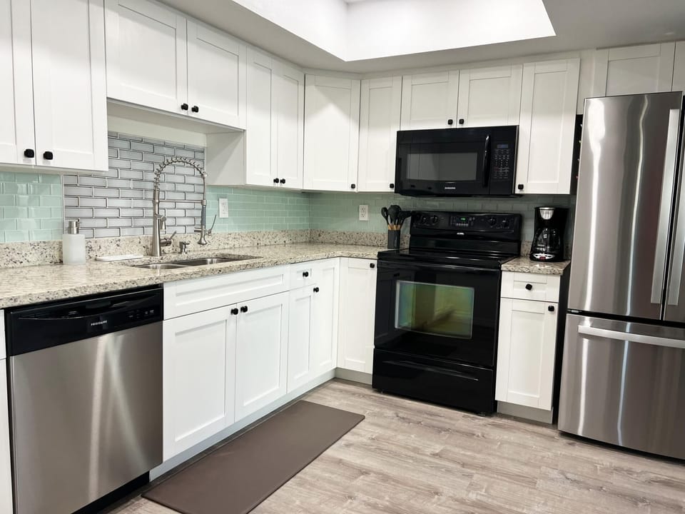 6BR Triplex – Walk to Marina & Lighthouse Grill (3947)