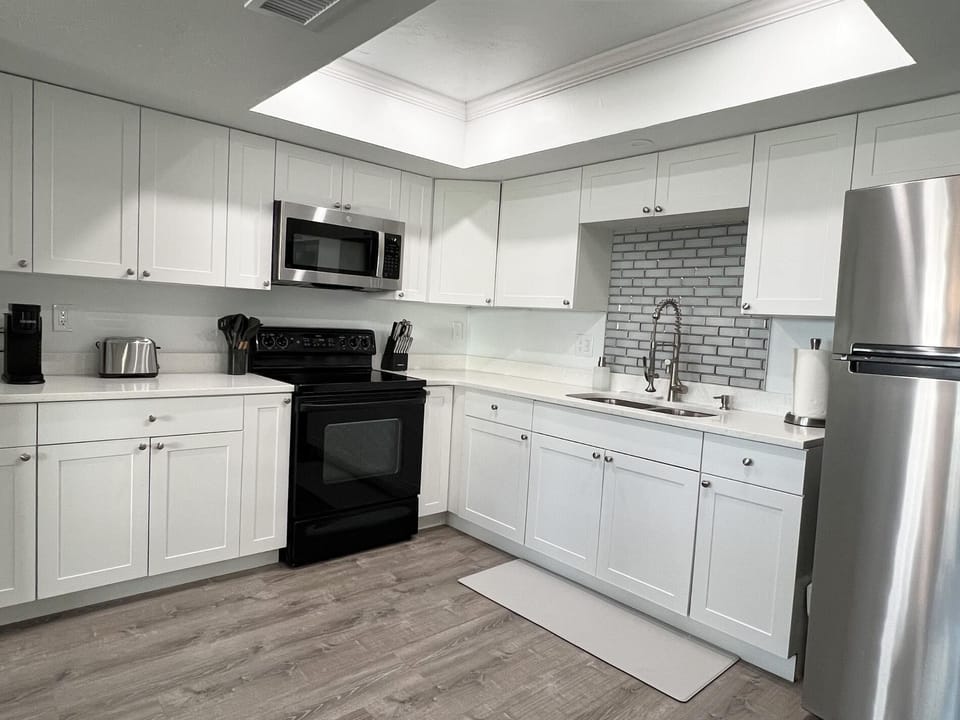 6BR Triplex – Walk to Marina & Lighthouse Grill (3933)