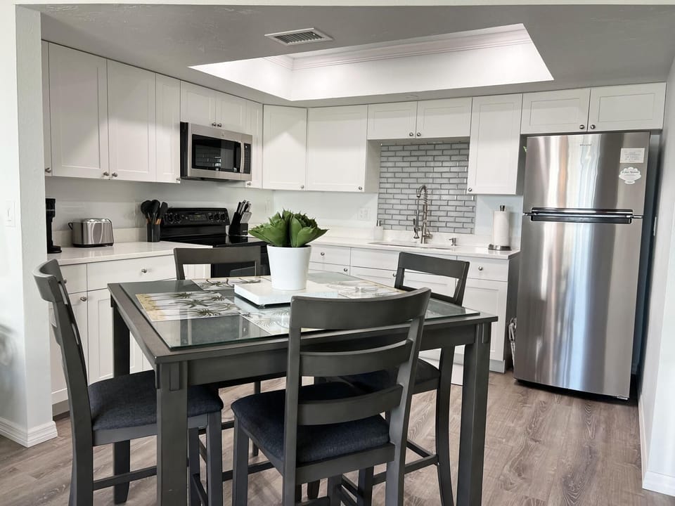 6BR Triplex – Walk to Marina & Lighthouse Grill (3934)
