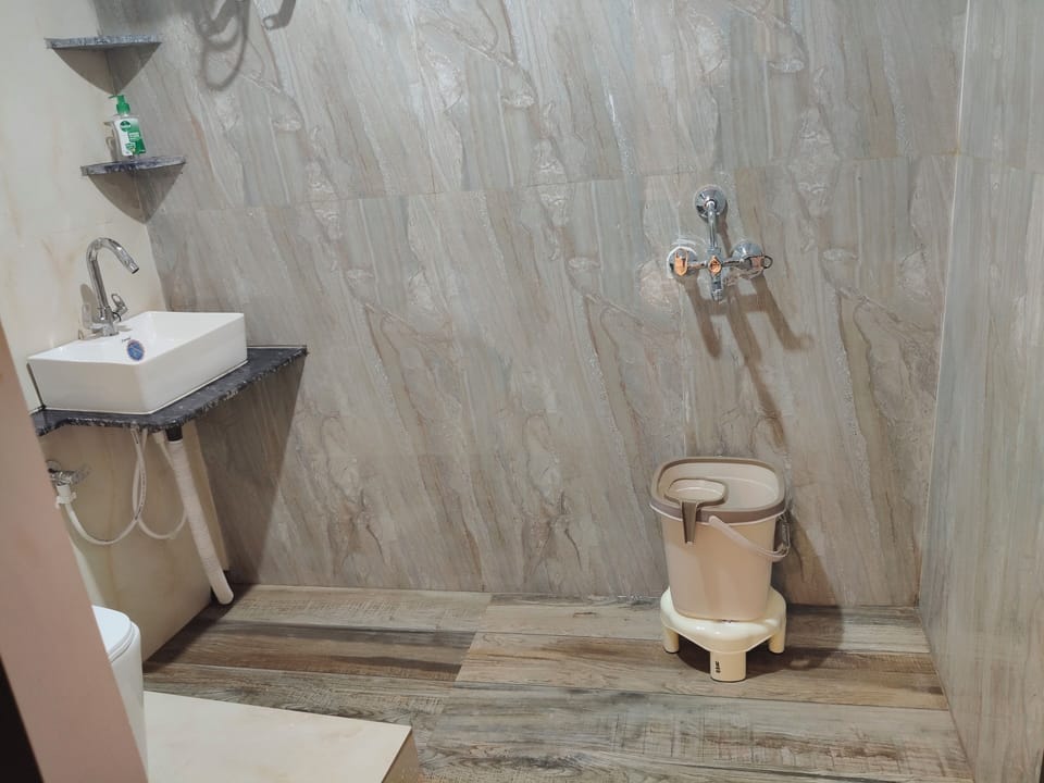 Luxury Cottage, Balcony, Garden View | Bathroom | Bathrobes, slippers