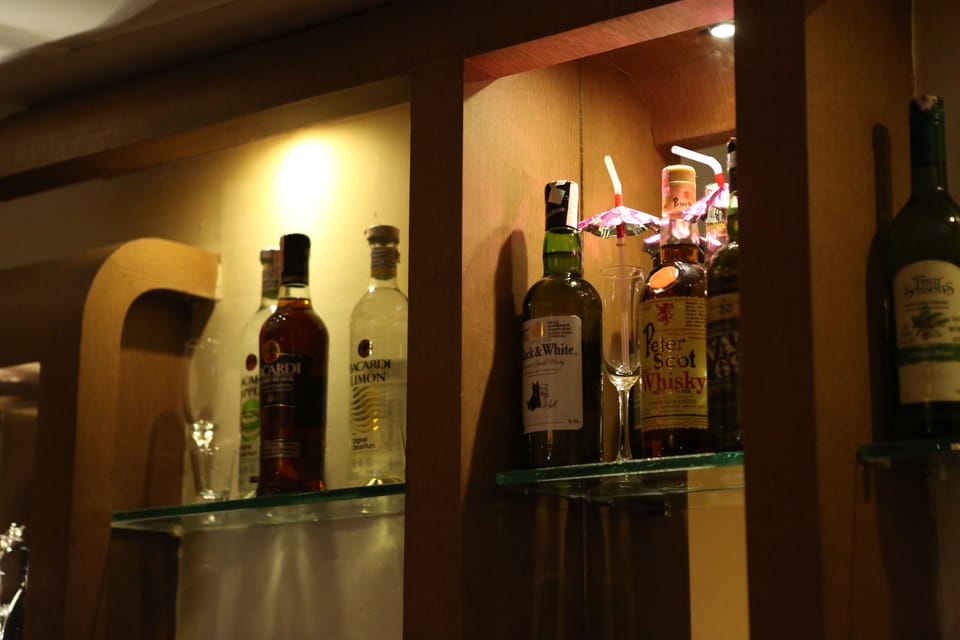 2 bars/lounges