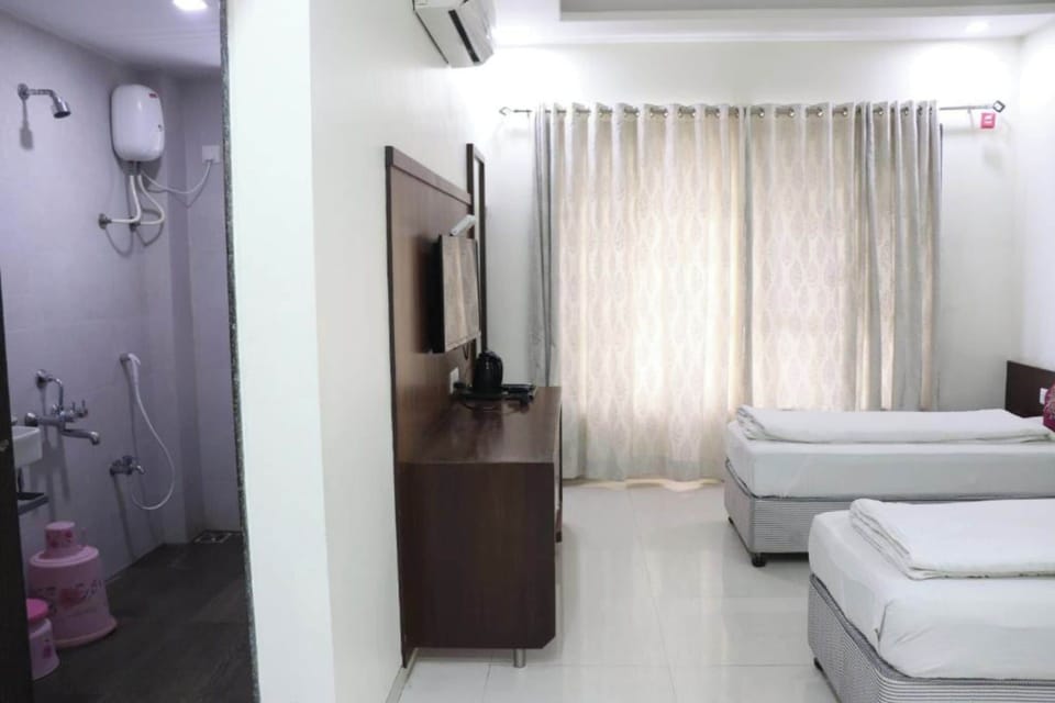 Executive Quadruple Room, Air conditioning | Hypo-allergenic bedding, desk, soundproofing, free WiFi