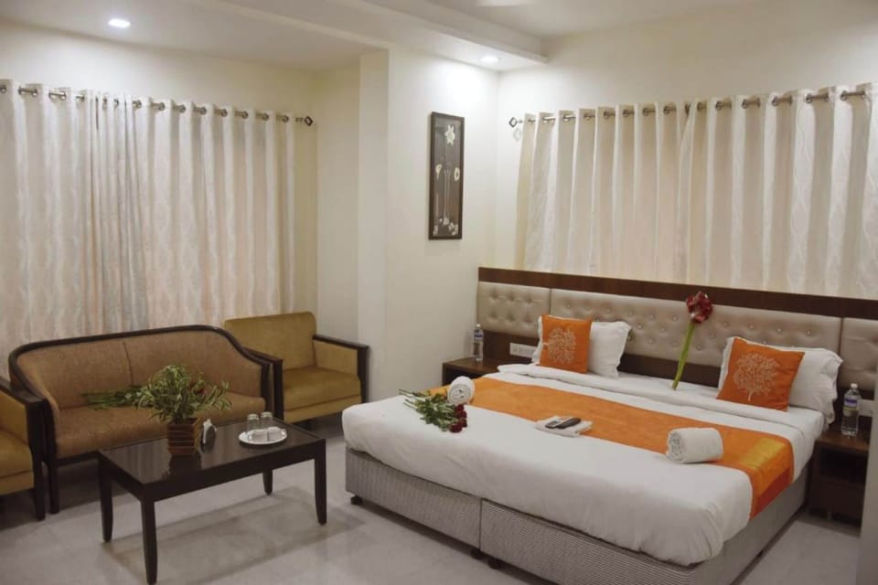 Executive Double Room | Hypo-allergenic bedding, desk, soundproofing, free WiFi