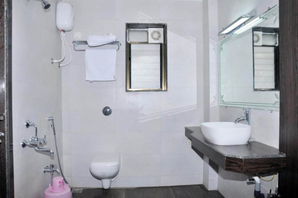 Shower, rainfall showerhead, free toiletries, towels