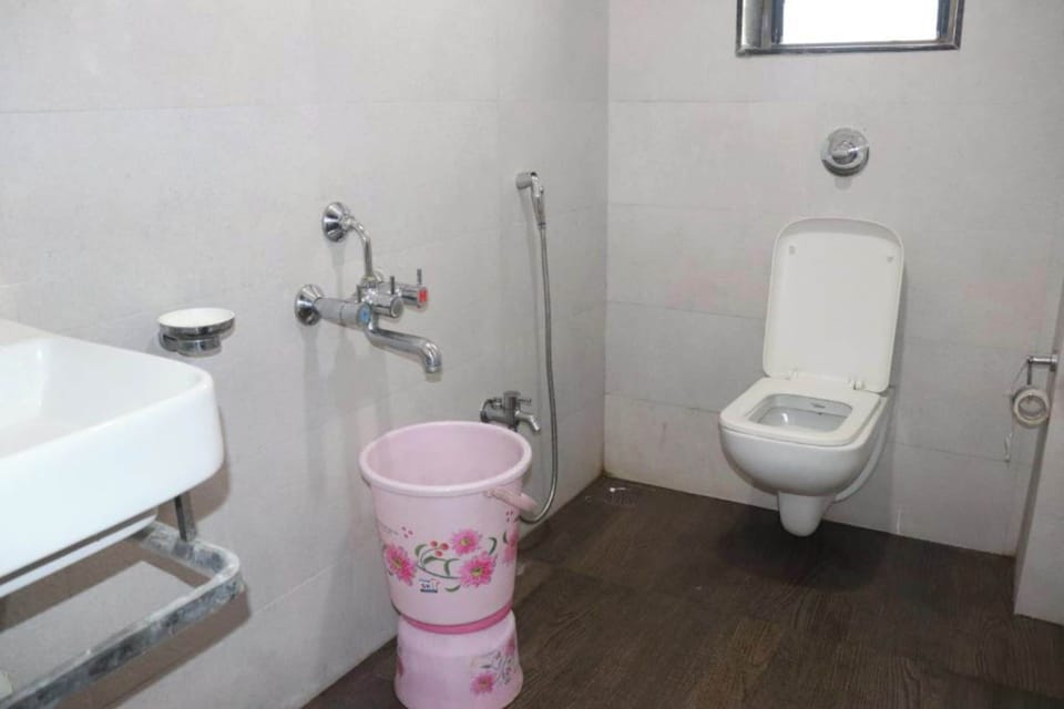Shower, rainfall showerhead, free toiletries, towels