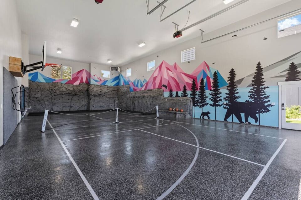 Converted Garage - Basketball Court, Rock Climbing & Sports