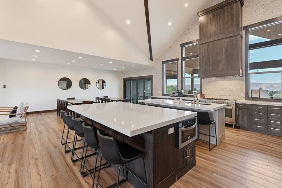 Kitchen / Additional Dining Area