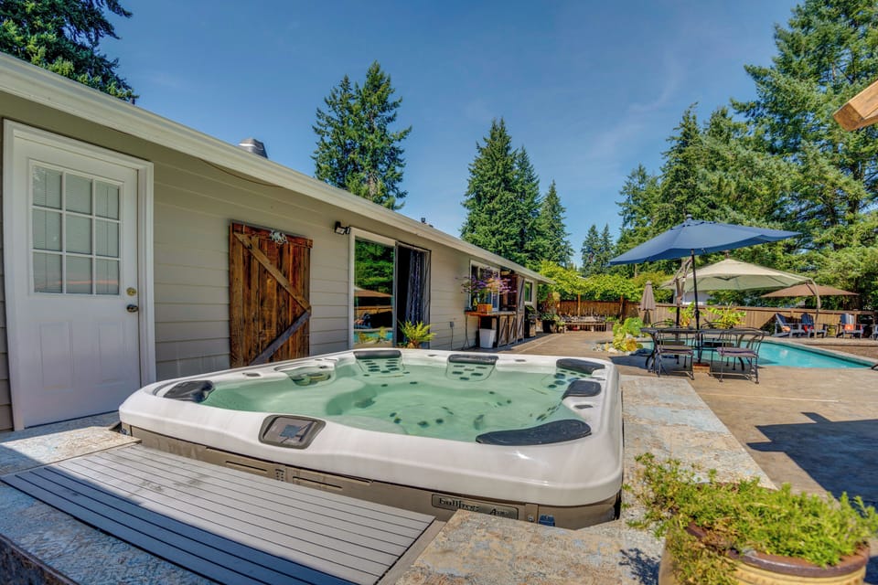 Hot Tub | Fenced Yard w/ Gazebo & Sauna | 8 Mi to Point Defiance Zoo & Aquarium