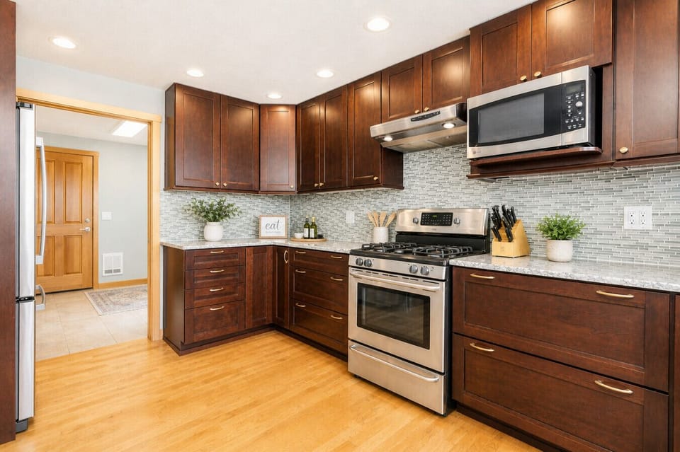 Fully Equipped Kitchen & Modern Appliances