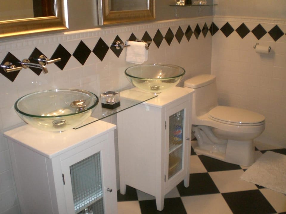 Combined shower/tub, hair dryer, bathrobes, towels