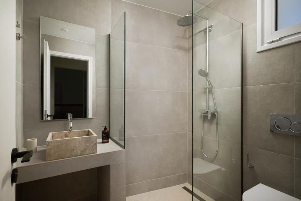 Deluxe Quadruple Room, Balcony, Sea View | Bathroom | Rainfall showerhead, free toiletries, hair dryer, bathrobes
