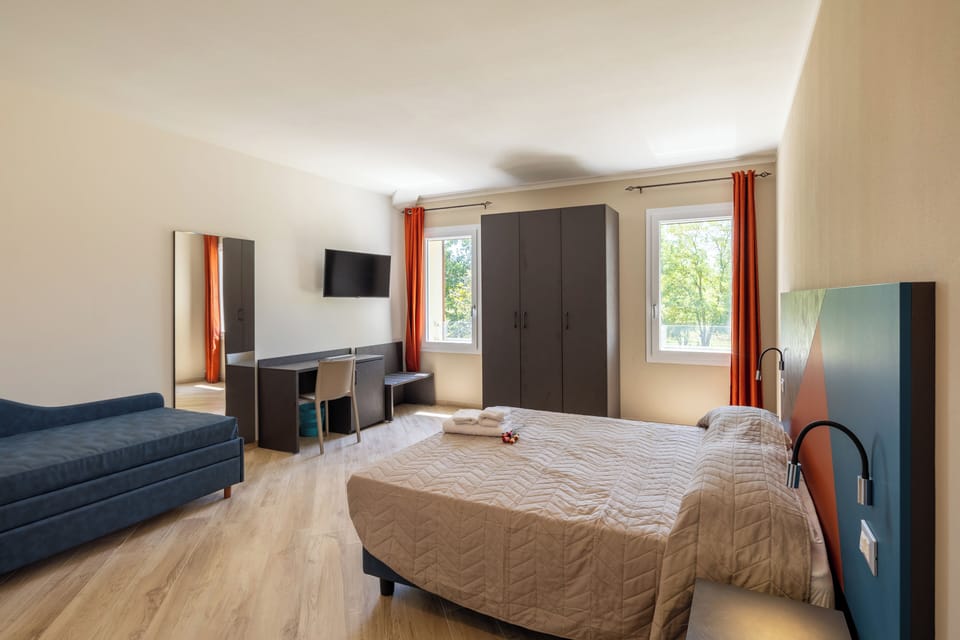 Superior Double Room, Park View | Minibar, in-room safe, desk, blackout drapes