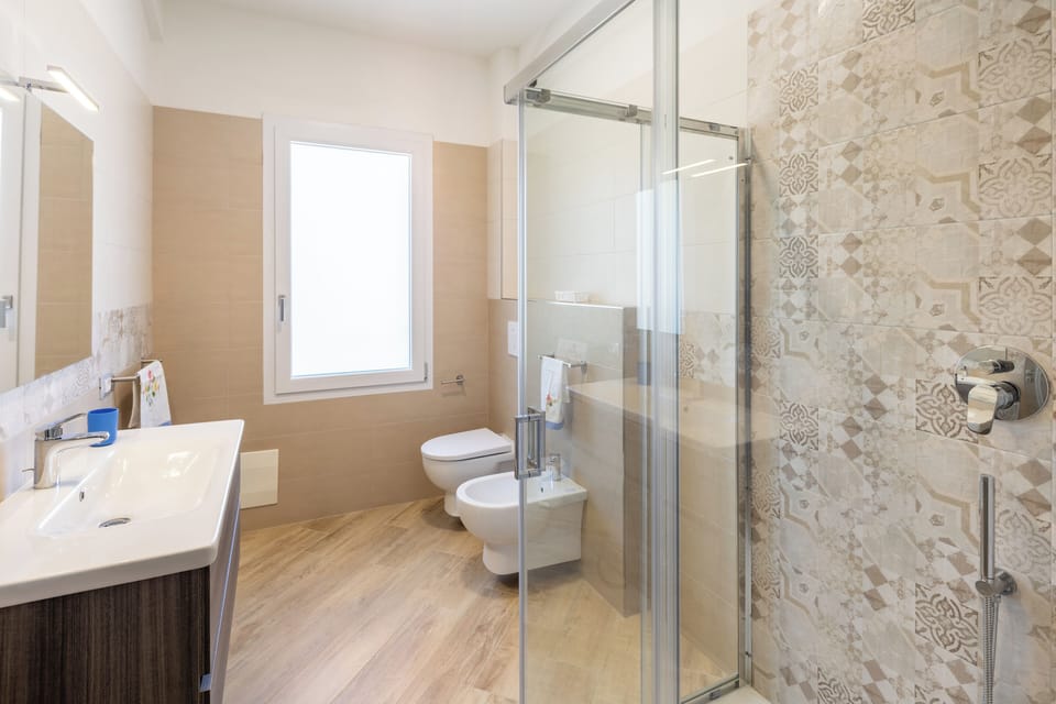 Superior Double Room, Park View | Bathroom | Shower, free toiletries, hair dryer, bidet