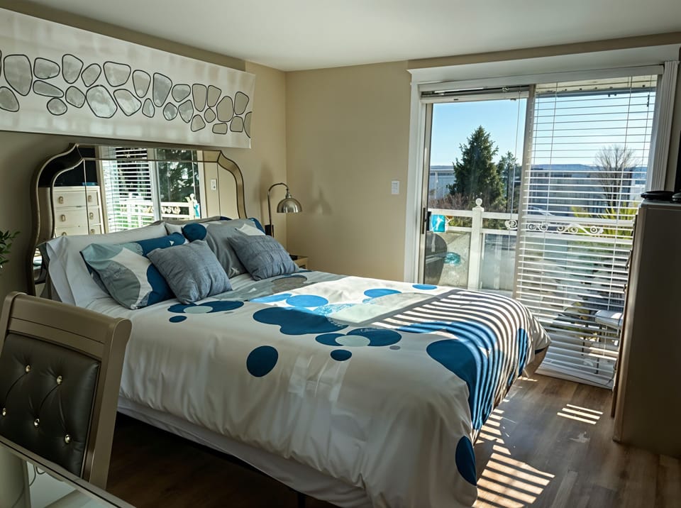 Egyptian cotton sheets, premium bedding, in-room safe, desk