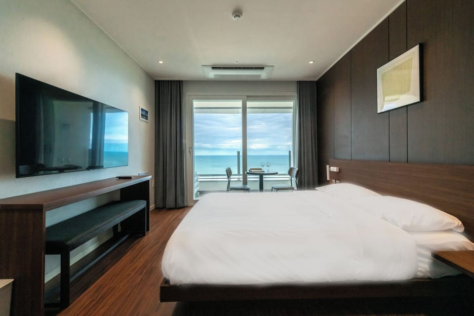 Studio Ocean View | Blackout drapes, soundproofing, free WiFi, bed sheets