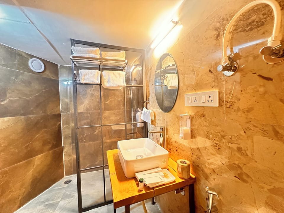Panoramic Cabin | Bathroom | Shower, towels, soap, shampoo