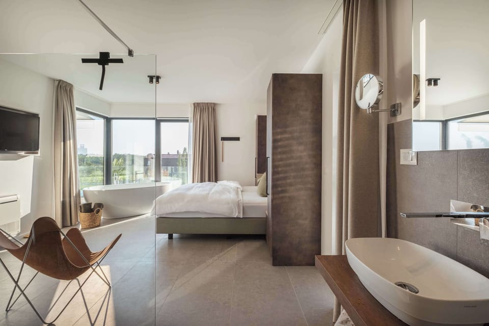 Bedroom with bathtub