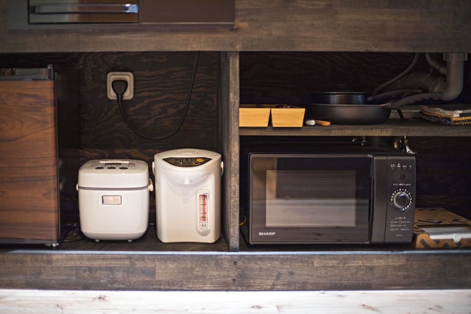 Bungalow | Private kitchen | Cookware/dishes/utensils, cleaning supplies, paper towels, dining table