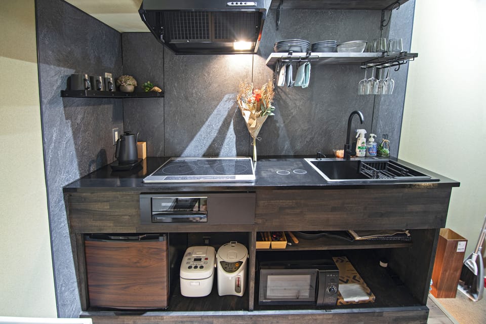 Bungalow | Private kitchen | Cookware/dishes/utensils, cleaning supplies, paper towels, dining table