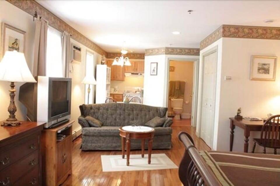 Executive Suite, 1 King Bed, Balcony | Living area | 39-inch LED TV with cable channels, TV