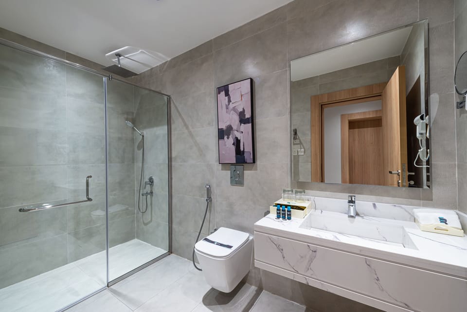 Family Suite | Bathroom | Shower, free toiletries, bidet, towels