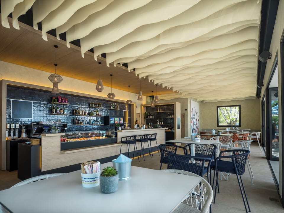 3 restaurants; breakfast, lunch, and dinner served