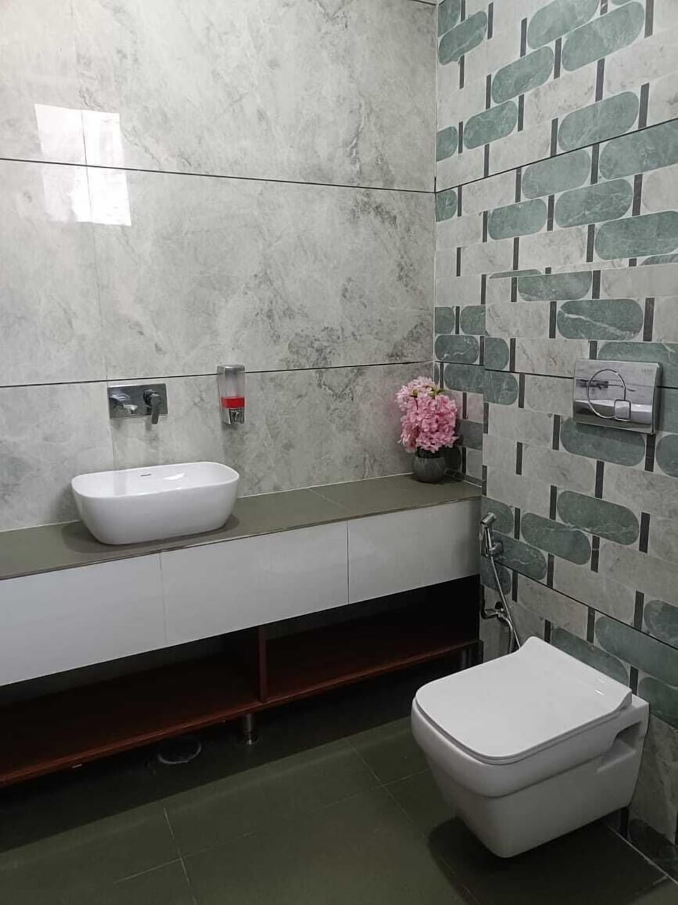 Deluxe Room | Bathroom | Towels, soap, shampoo