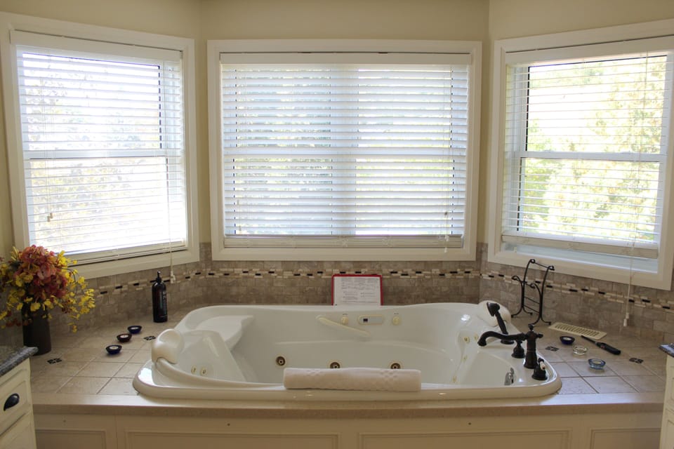 Grand View Suite, with Jacuzzi   | Bathroom | Free toiletries, towels
